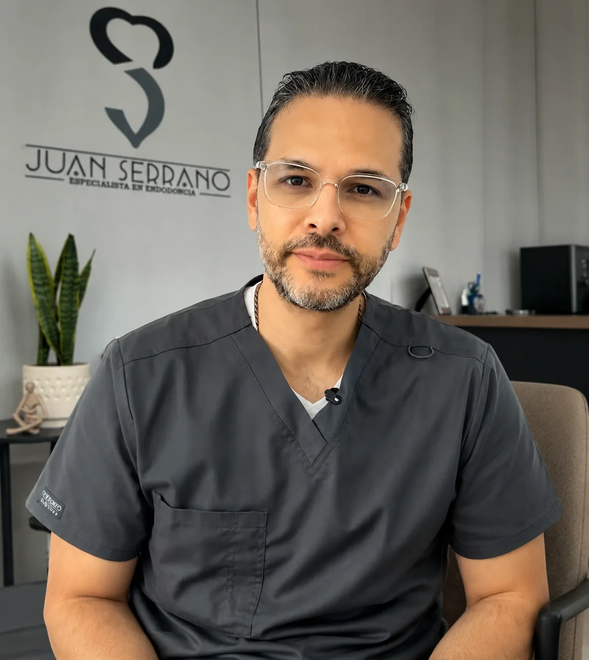 Retrato del Dr. Juan Serrano en su consultorio, Pacific Mall, Cali