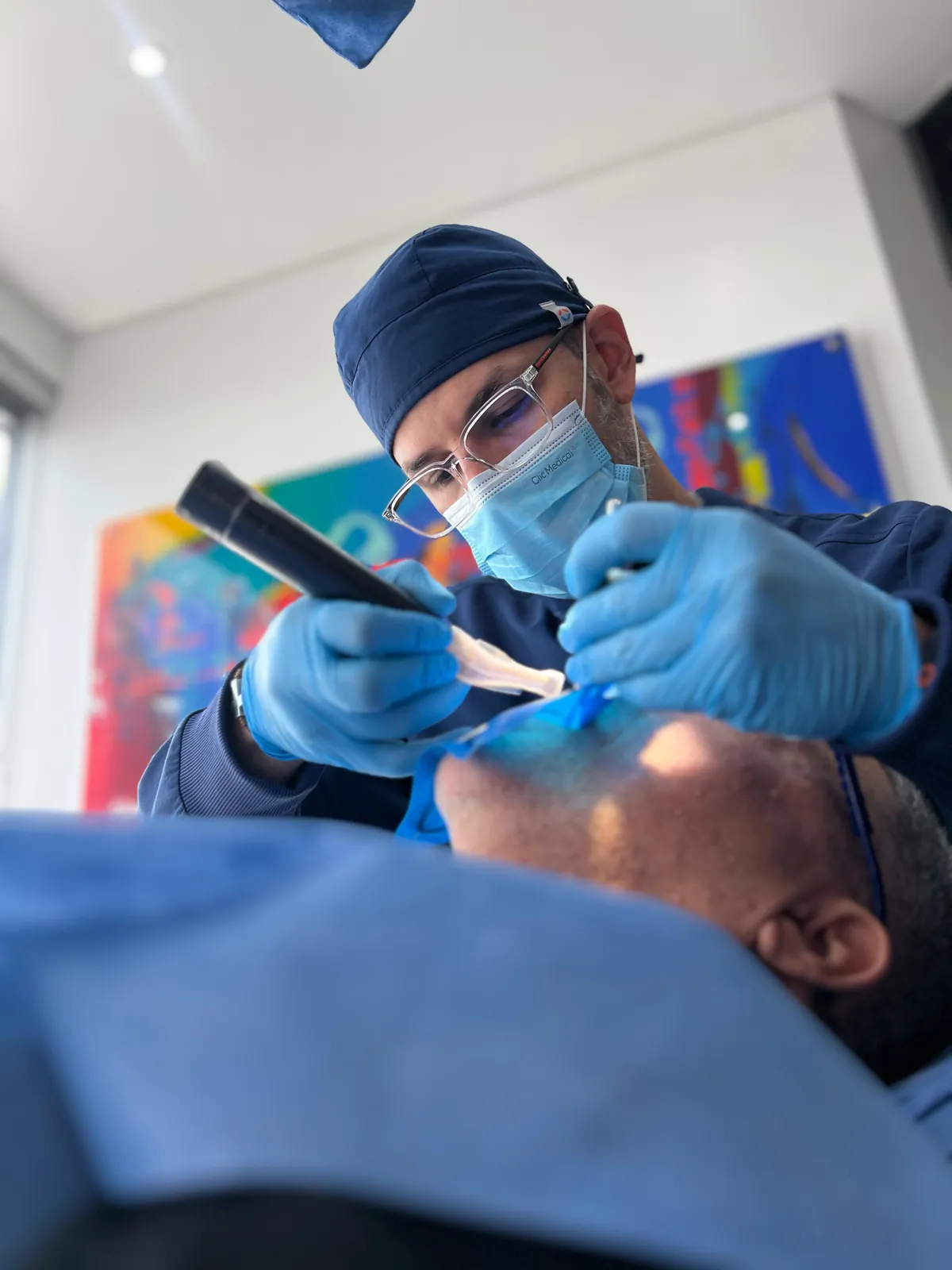 Dr. Juan Serrano realizando un procedimiento de endodoncia