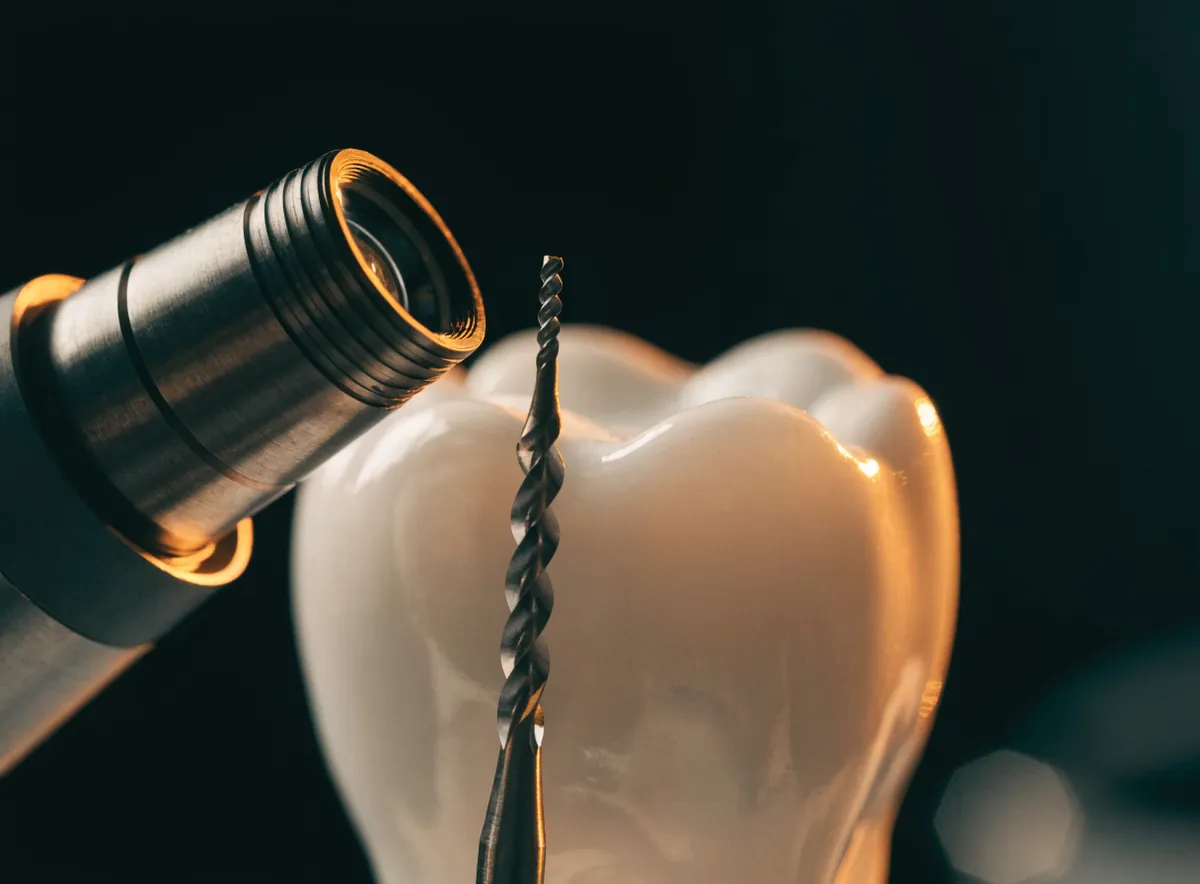 Instrumental de precisión de endodoncia sobre un modelo dental