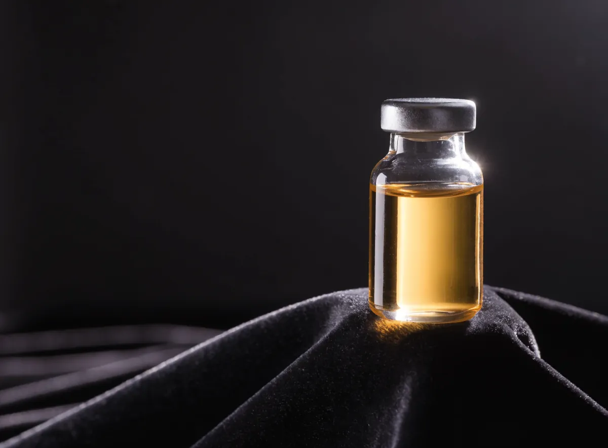 Vial de plasma rico en plaquetas con iluminación cálida