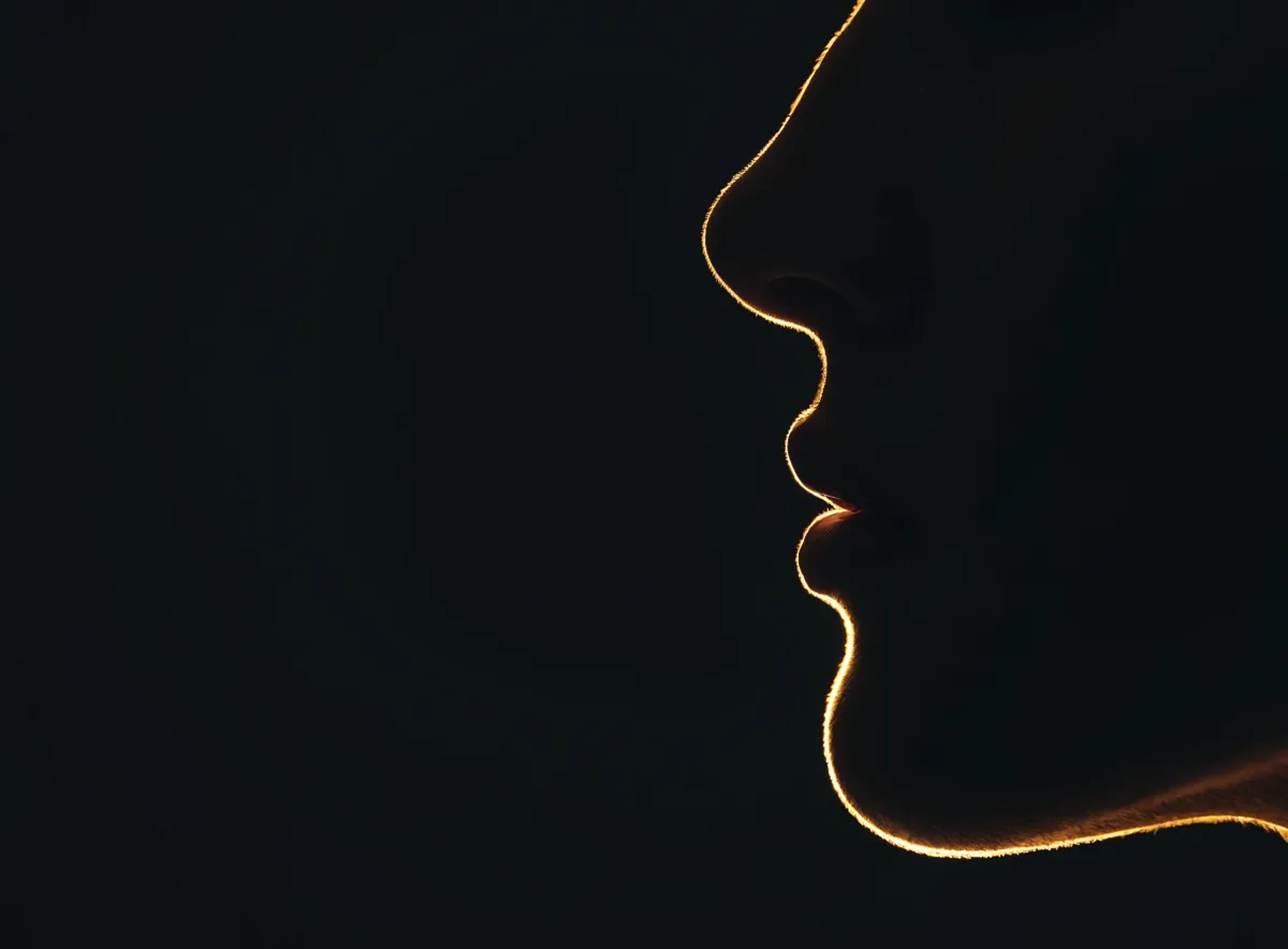 Perfil facial en contraluz, representando rinomodelación